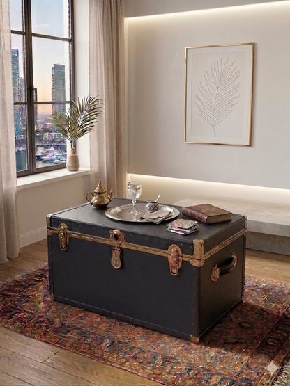 ארגז מסעות עתיק "Steamer Trunk" שנות ה-30/40 – עץ ונחושת | מצב אספני נדיר | מושלם כשולחן קפה מעצב לסלון