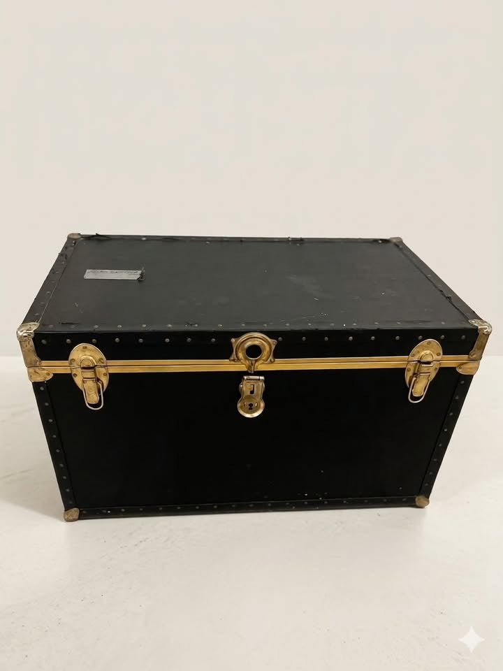 ארגז מסעות עתיק "Steamer Trunk" שנות ה-30/40 – עץ ונחושת | מצב אספני נדיר | מושלם כשולחן קפה מעצב לסלון