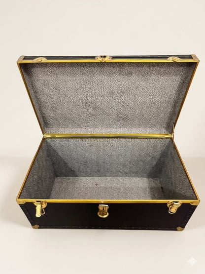 ארגז מסעות עתיק "Steamer Trunk" שנות ה-30/40 – עץ ונחושת | מצב אספני נדיר | מושלם כשולחן קפה מעצב לסלון