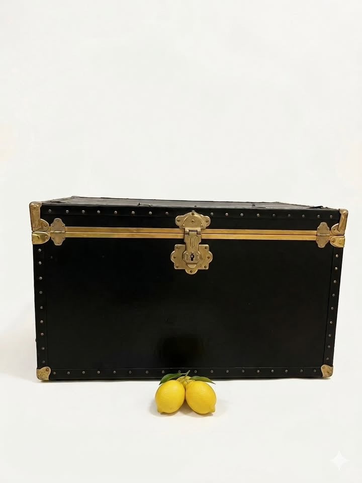 ארגז מסעות עתיק "Steamer Trunk" שנות ה-30/40 – עץ ונחושת | מצב אספני נדיר | מושלם כשולחן קפה מעצב לסלון