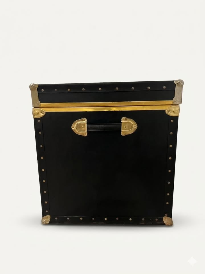 ארגז מסעות עתיק "Steamer Trunk" שנות ה-30/40 – עץ ונחושת | מצב אספני נדיר | מושלם כשולחן קפה מעצב לסלון