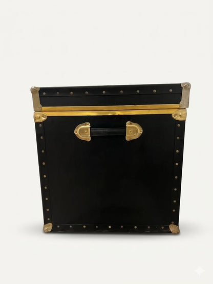 ארגז מסעות עתיק "Steamer Trunk" שנות ה-30/40 – עץ ונחושת | מצב אספני נדיר | מושלם כשולחן קפה מעצב לסלון