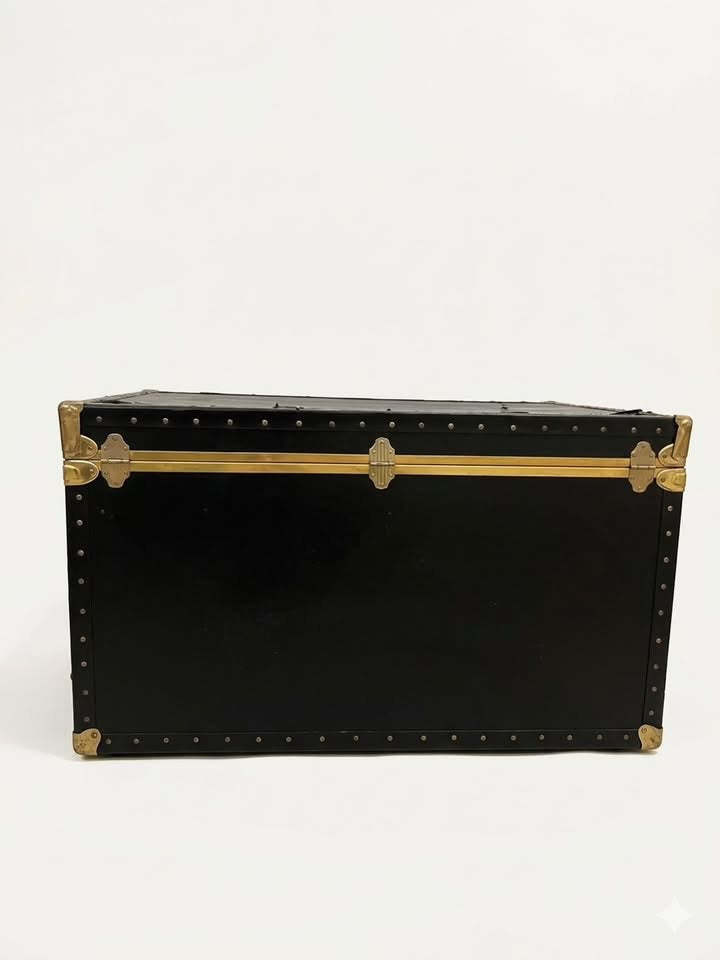 ארגז מסעות עתיק "Steamer Trunk" שנות ה-30/40 – עץ ונחושת | מצב אספני נדיר | מושלם כשולחן קפה מעצב לסלון