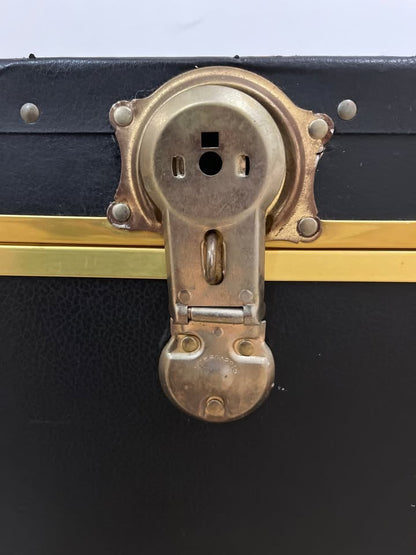 ארגז מסעות עתיק "Steamer Trunk" שנות ה-30/40 – עץ ונחושת | מצב אספני נדיר | מושלם כשולחן קפה מעצב לסלון