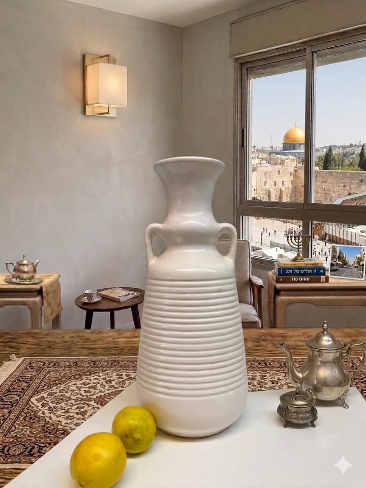 אגרטל קרמיקה מודרניסטי בעיטור חריצים אופקיים | מנס, ישראל | שנות ה-60