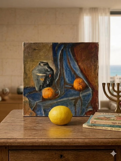 מ. ברצ'יאנו (M. Barciano) | טבע דומם על בד כחול (1934) | שמן על לוח קרטון | מודרניזם איטלקי קלאסי / פוסט-אימפרסיוניזם