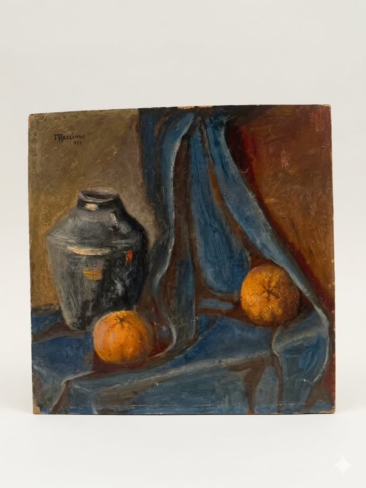 מ. ברצ'יאנו (M. Barciano) | טבע דומם על בד כחול (1934) | שמן על לוח קרטון | מודרניזם איטלקי קלאסי / פוסט-אימפרסיוניזם
