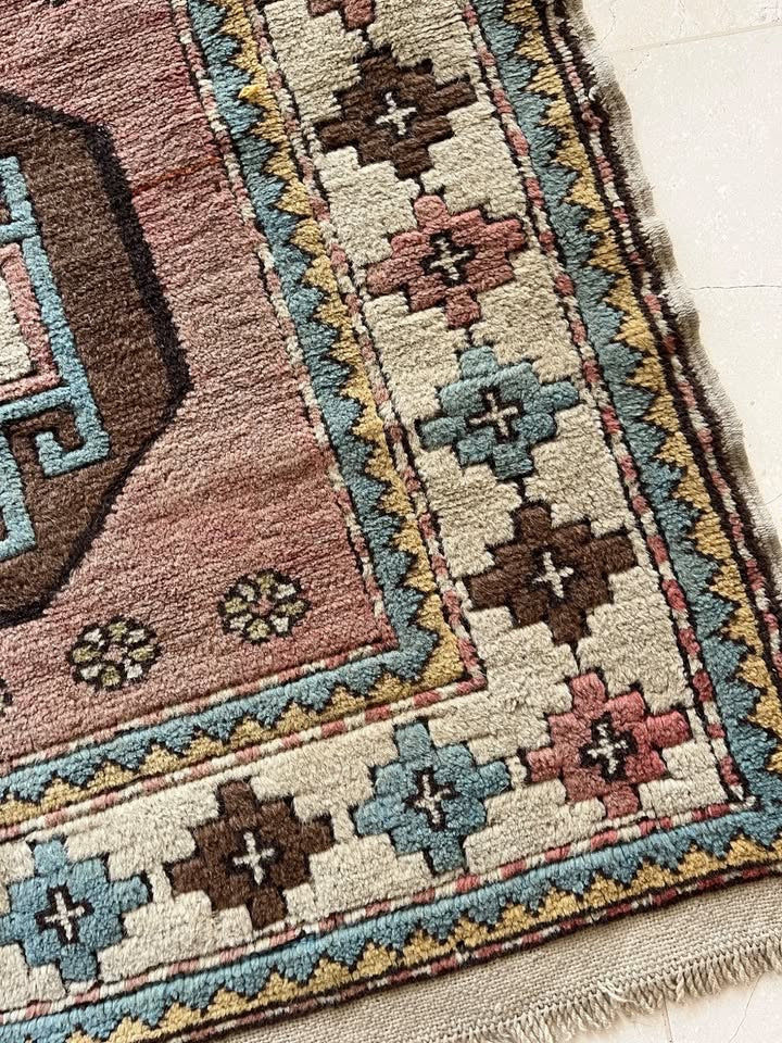 שטיח טורקי וינטג' מקורי | עבודת יד, צמר על כותנה | גווני פסטל ורוד ותכלת | 115×160 ס"מ