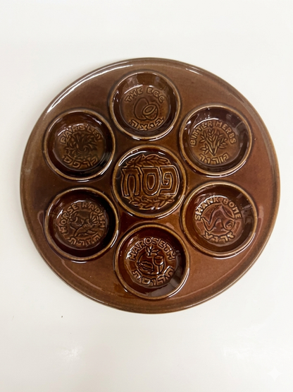 צלחת סדר פסח, כפר מנחם