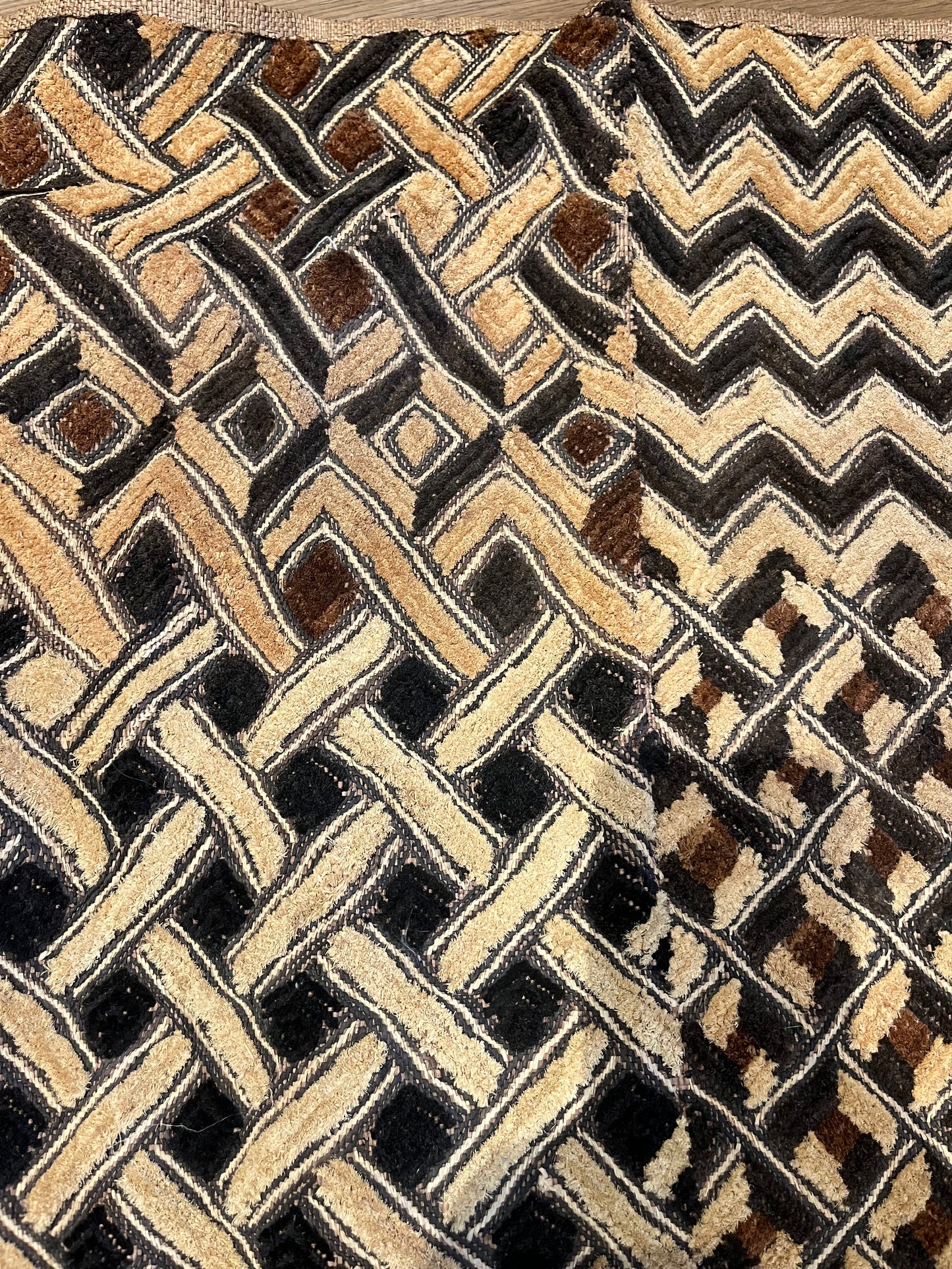 אוסף שטיחוני "קובה" (Kuba Cloth) אתניים – 4 יחידות מקוריות