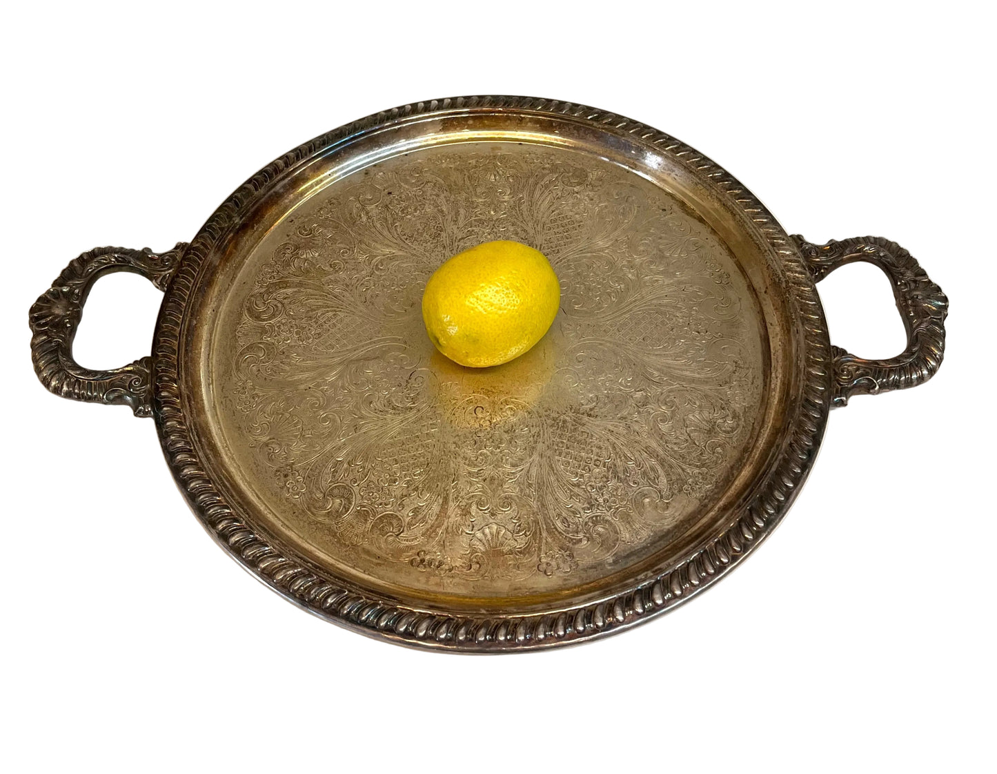 מגש הגשה עגול ומפואר | פלייט כסף (Silver Plated) | חריטות רוקוקו קלאסיות (שלהי המאה ה-19 - אמצע המאה ה-20)