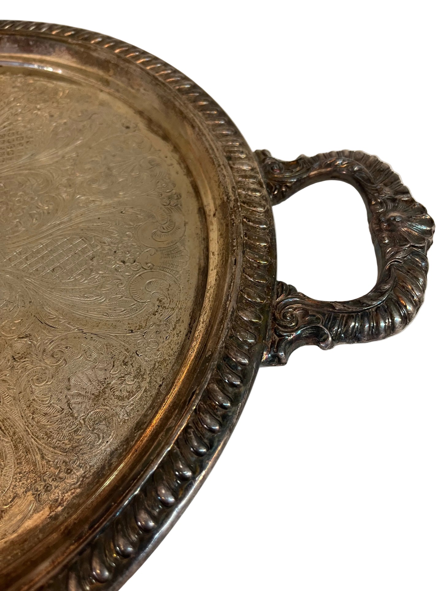 מגש הגשה עגול ומפואר | פלייט כסף (Silver Plated) | חריטות רוקוקו קלאסיות (שלהי המאה ה-19 - אמצע המאה ה-20)