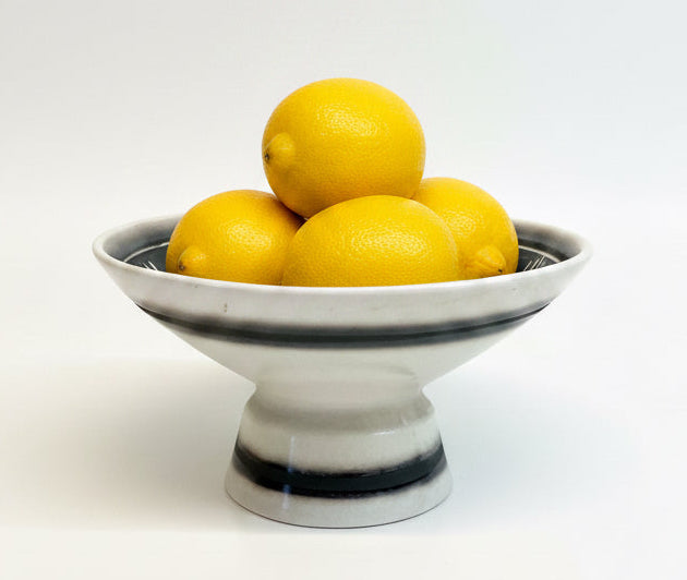 קערת פירות מוגבהת על רגל | פלקרמיק (Palceramic) | עיצוב גרפי שחור-לבן