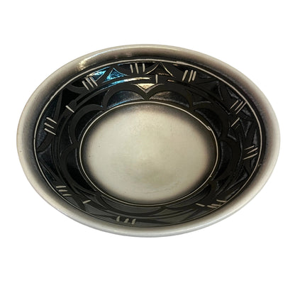קערת פירות מוגבהת על רגל | פלקרמיק (Palceramic) | עיצוב גרפי שחור-לבן