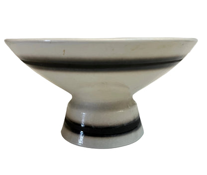 קערת פירות מוגבהת על רגל | פלקרמיק (Palceramic) | עיצוב גרפי שחור-לבן