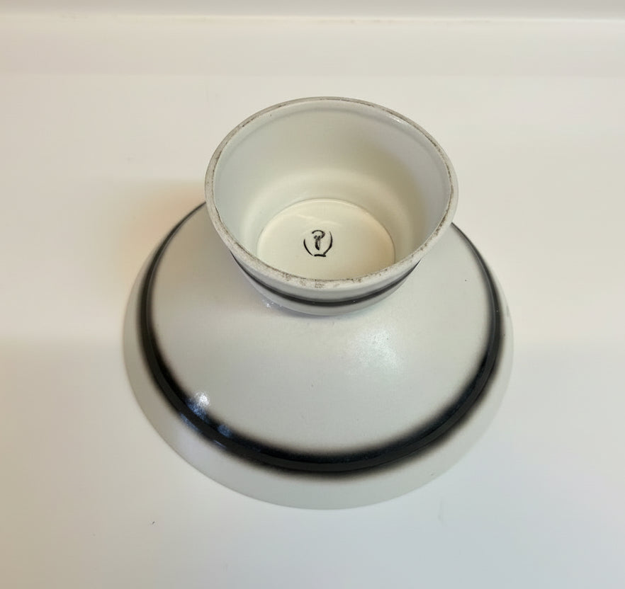 קערת פירות מוגבהת על רגל | פלקרמיק (Palceramic) | עיצוב גרפי שחור-לבן