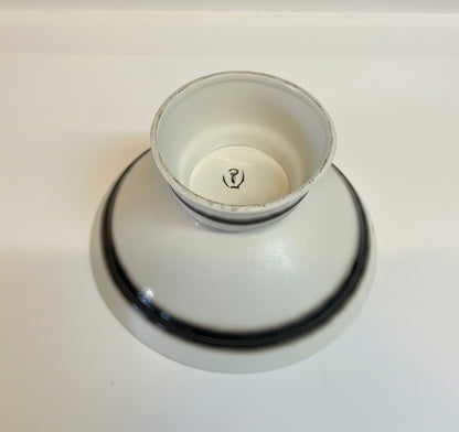 קערת פירות מוגבהת על רגל | פלקרמיק (Palceramic) | עיצוב גרפי שחור-לבן