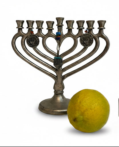 חנוכיית לב קלאסית | עיטורי פיוטר ומטבעות עתיקים | וינטג' ישראלי