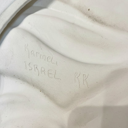 צלחת קיר דקורטיבית | תבליט פרחוני בעבודת יד | קרמיקה ישראלית ("כרמלי")